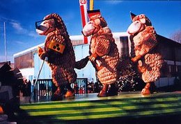 fertiger Motivwagen im Rosenmontagszug 2001