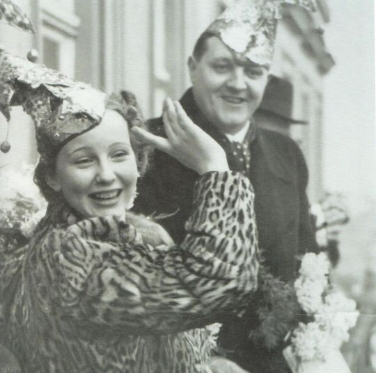 Hildegard Kühne und Martin Ohaus 1938 Die Prinzessin winkt dem Narrenvolk, im Hintergrund der Prinz