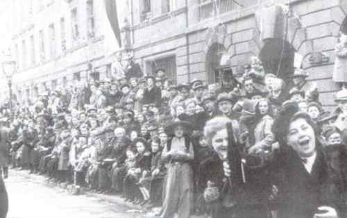Strassenfastnacht Zuschauer Rosenmontagszug in der Ernst-Ludwig-Straße 1952